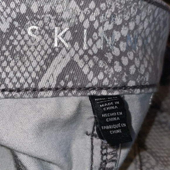 WHBM Jeans NWT Ankle Jean Snake Print Pattern Skinny Size 6 - Picture 11 of 12